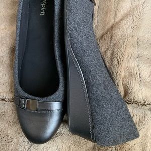 Easy spirit slip ons